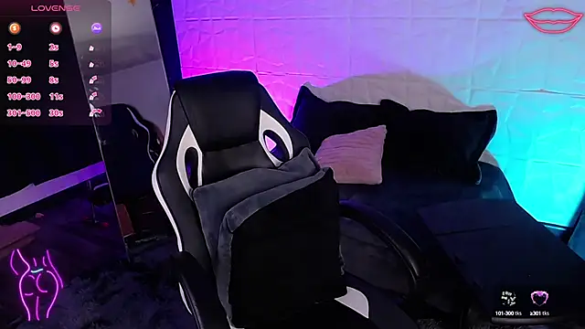 Snapshot of violetjane chatting on 09.18.25 violetjane online show from 09.18.25