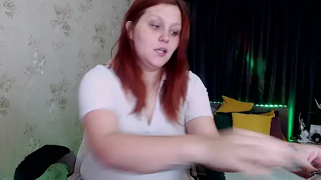 Snapshot of Alisawoods_ chatting on 10.18.25 Alisawoods  online show from 10.18.25