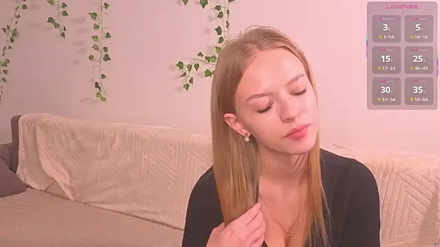 Snapshot of EditaHedley chatting on 10.23.25 EditaHedley online show from 10.23.25