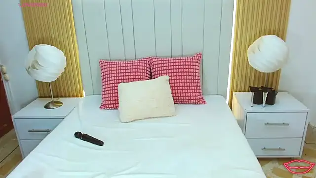 Snapshot of WildScarlet chatting on 10.06.25 WildScarlet online show from 10.06.25