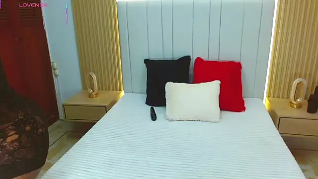 Snapshot of WildScarlet chatting on 10.20.25 WildScarlet online show from 10.20.25