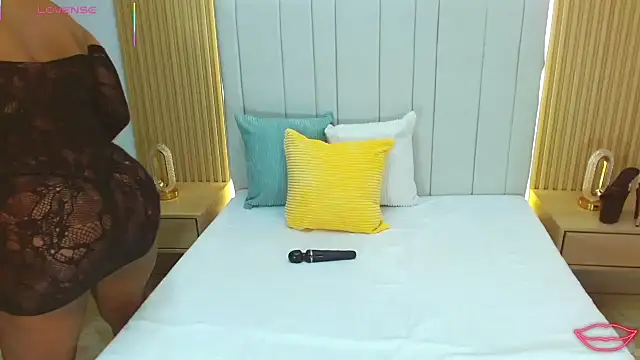 Snapshot of WildScarlet chatting on 10.27.25 WildScarlet online show from 10.27.25