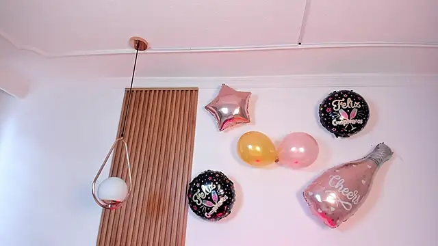 NicolWhite online show from 10.11.25