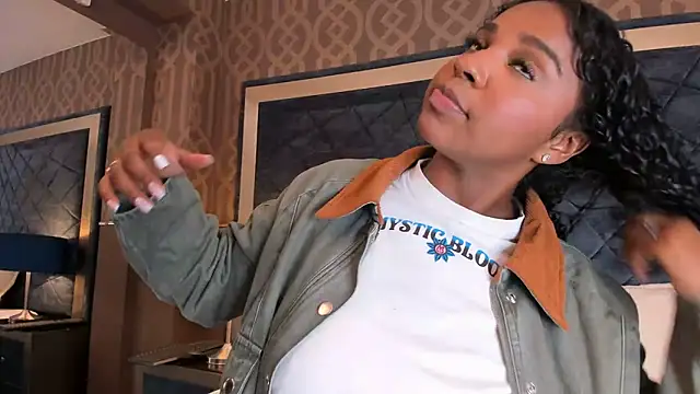 Snapshot of LisaMendez chatting on 06.10.26 LisaMendez online show from 06.10.26