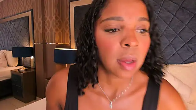 Snapshot of LisaMendez chatting on 06.26.26 LisaMendez online show from 06.26.26