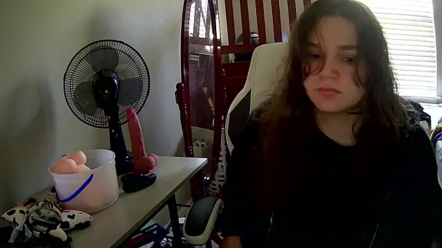 Snapshot of Elli-Ixby chatting on 11.14.25 Elli-Ixby online show from 11.14.25