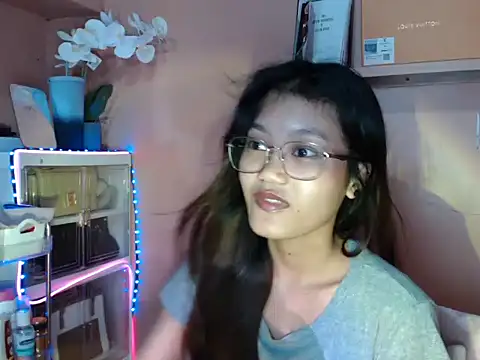 Snapshot of skinny_gracie chatting on 10.19.25 skinny gracie online show from 10.19.25