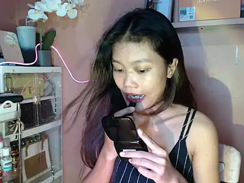 Snapshot of skinny_gracie chatting on 10.20.25 skinny gracie online show from 10.20.25