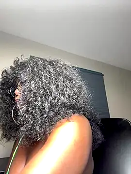 WomanNextdoor1 online show from 10.10.25