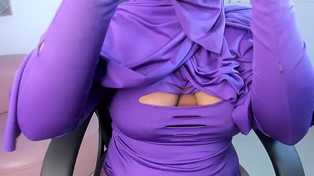 Snapshot of yasmin_elite chatting on 10.10.25 yasmin elite online show from 10.10.25