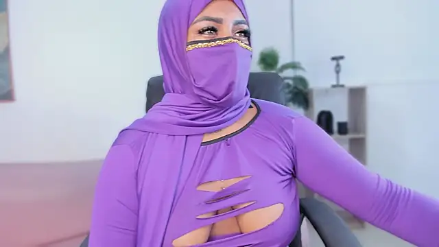 Snapshot of yasmin_elite chatting on 10.28.25 yasmin elite online show from 10.28.25