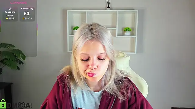 Snapshot of Allice_Cox chatting on 10.10.25 Allice Cox online show from 10.10.25