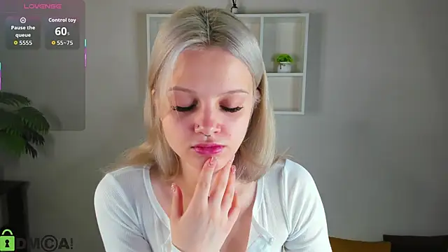 Snapshot of Allice_Cox chatting on 10.12.25 Allice Cox online show from 10.12.25