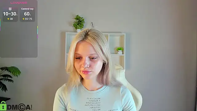 Snapshot of Allice_Cox chatting on 10.25.25 Allice Cox online show from 10.25.25