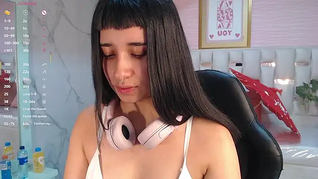 Snapshot of allyssa_bellini_s chatting on 10.10.25 allyssa bellini s online show from 10.10.25