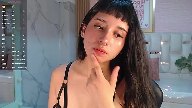 Snapshot of allyssa_bellini_s chatting on 10.28.25 allyssa bellini s online show from 10.28.25