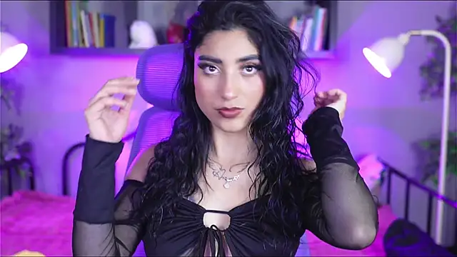 Snapshot of Emma_and_Issac chatting on 10.18.25 Emma and Issac online show from 10.18.25