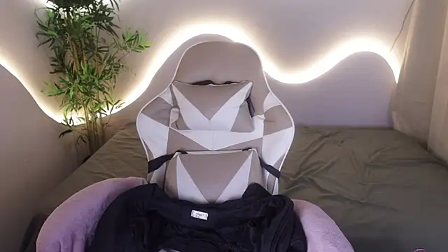 Emma and Issac online show from 11.28.25