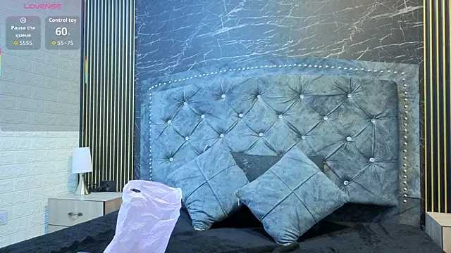 Snapshot of violett__golden chatting on 09.23.25 violett  golden online show from 09.23.25