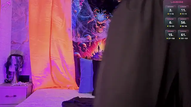 Snapshot of violett__golden chatting on 10.08.25 violett  golden online show from 10.08.25