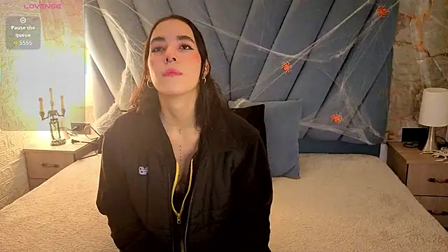 Snapshot of violett__golden chatting on 10.14.25 violett  golden online show from 10.14.25