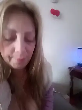 Snapshot of Estefania_Arce chatting on 10.19.25 Estefania Arce online show from 10.19.25