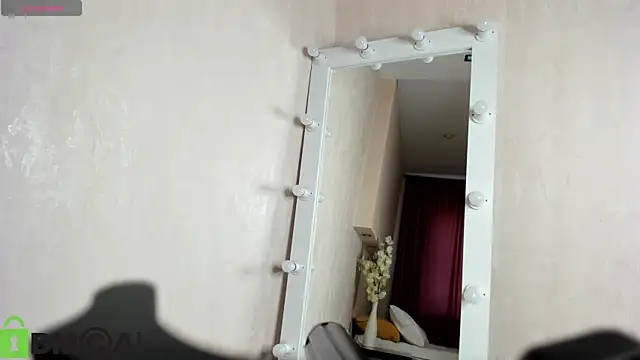 Snapshot of Elle_Ellise chatting on 10.01.25 Elle Ellise online show from 10.01.25