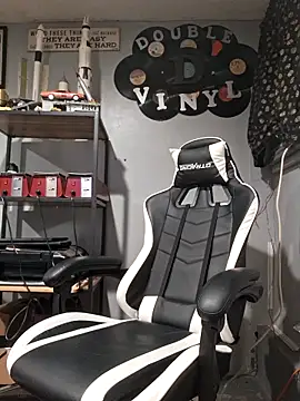 Snapshot of SueNixon chatting on 10.21.25 SueNixon online show from 10.21.25