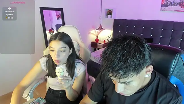 Snapshot of Yiing_and_yang chatting on 10.02.25 Yiing and yang online show from 10.02.25