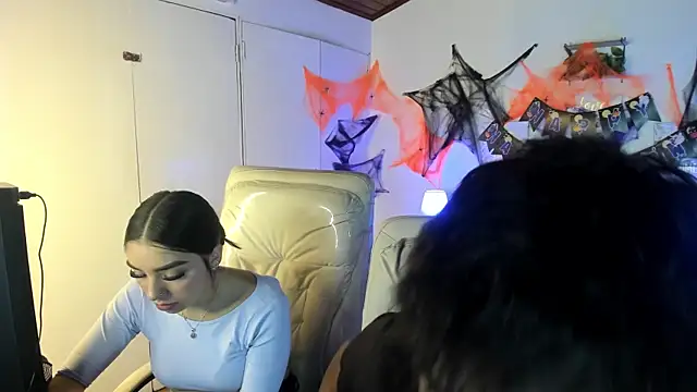 Snapshot of Yiing_and_yang chatting on 10.18.25 Yiing and yang online show from 10.18.25