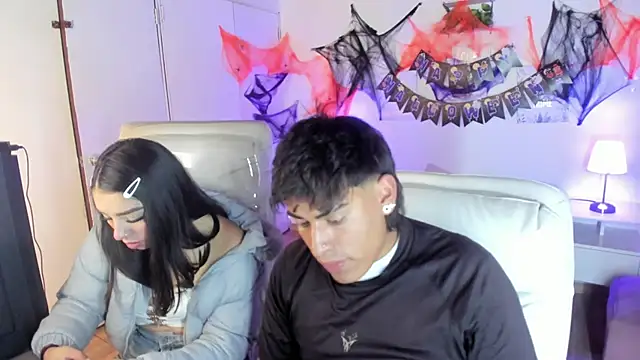 Snapshot of Yiing_and_yang chatting on 10.25.25 Yiing and yang online show from 10.25.25