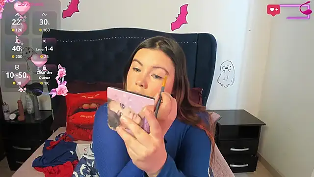 Snapshot of LucyPetit chatting on 10.01.25 LucyPetit online show from 10.01.25