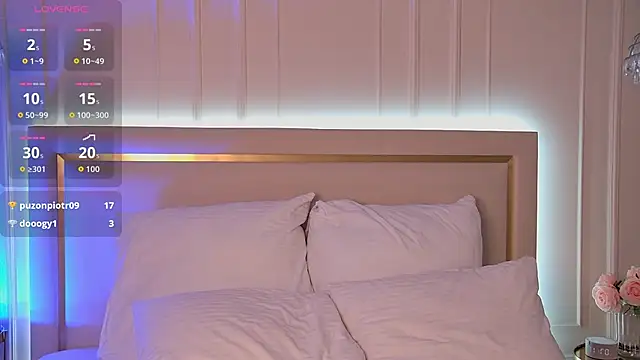 Snapshot of ArianaMell chatting on 10.17.25 ArianaMell online show from 10.17.25