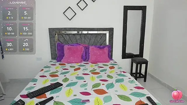 Snapshot of Laurasofia01 chatting on 09.23.25 Laurasofia01 online show from 09.23.25