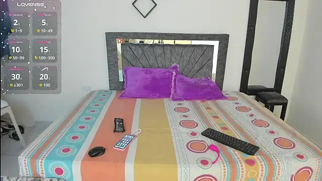 Snapshot of Laurasofia01 chatting on 10.18.25 Laurasofia01 online show from 10.18.25