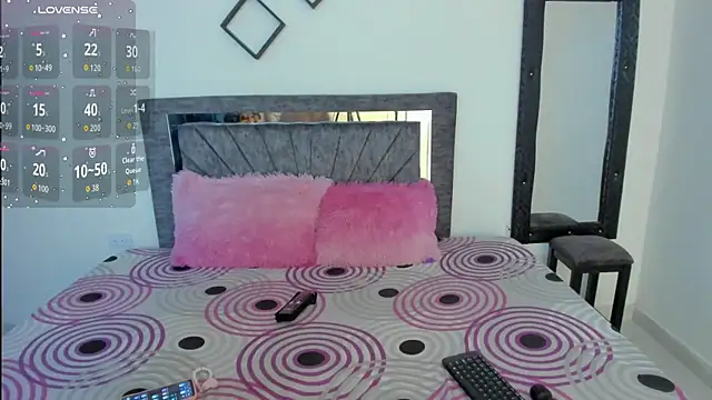 Snapshot of Laurasofia01 chatting on 10.31.25 Laurasofia01 online show from 10.31.25