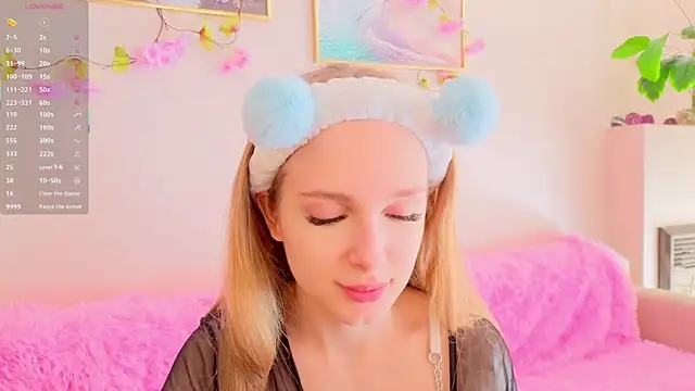 Snapshot of CindyGreen chatting on 09.17.25 CindyGreen online show from 09.17.25