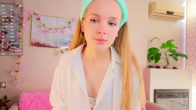 Snapshot of CindyGreen chatting on 09.29.25 CindyGreen online show from 09.29.25