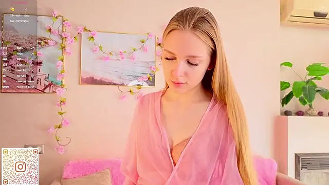 Snapshot of CindyGreen chatting on 10.03.25 CindyGreen online show from 10.03.25