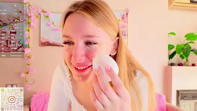 Snapshot of CindyGreen chatting on 10.04.25 CindyGreen online show from 10.04.25