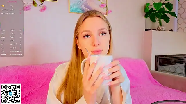 Snapshot of CindyGreen chatting on 10.05.25 CindyGreen online show from 10.05.25