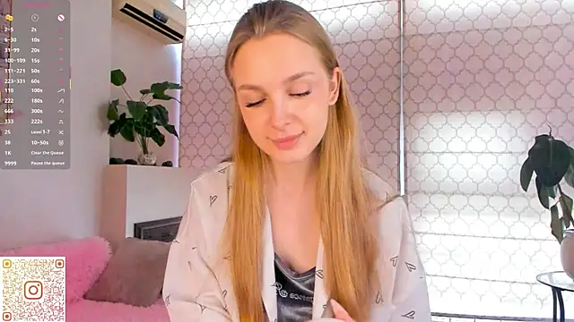 Snapshot of CindyGreen chatting on 10.09.25 CindyGreen online show from 10.09.25