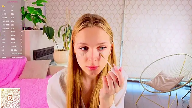 Snapshot of CindyGreen chatting on 10.10.25 CindyGreen online show from 10.10.25