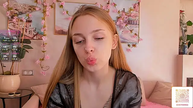 Snapshot of CindyGreen chatting on 10.23.25 CindyGreen online show from 10.23.25