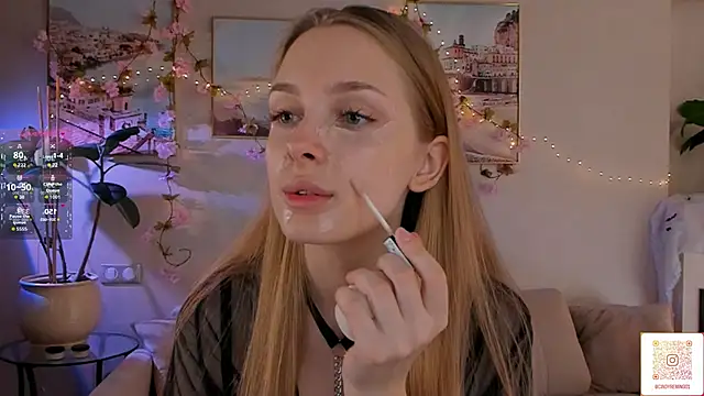 Snapshot of CindyGreen chatting on 10.27.25 CindyGreen online show from 10.27.25