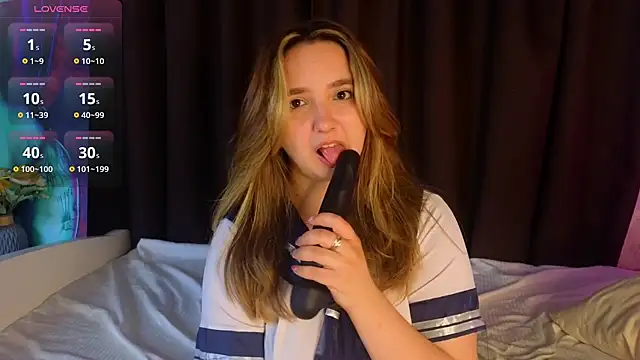 Snapshot of LucilleMcBride chatting on 10.17.25 LucilleMcBride online show from 10.17.25