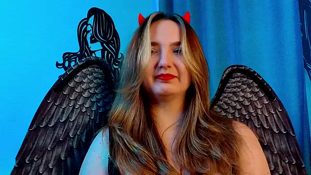 Snapshot of LucilleMcBride chatting on 10.31.25 LucilleMcBride online show from 10.31.25