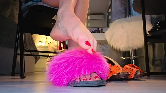 Snapshot of Feet_Heelss chatting on 10.06.25 Feet Heelss online show from 10.06.25