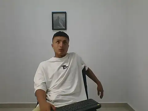 Snapshot of yissus_20_ chatting on 04.08.26 yissus 20 online show from 04.08.26