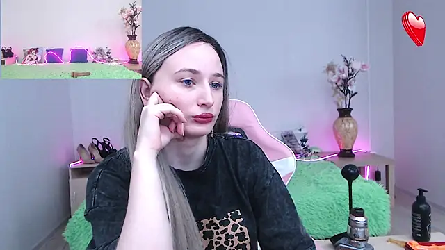 Snapshot of AliceMooreXO chatting on 09.25.25 AliceMooreXO online show from 09.25.25